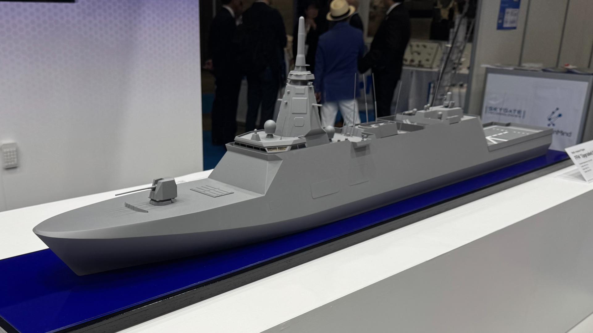 護衛艦　FFM 引渡し記念品 三菱重工業、新型FFMの模型を日本初公開（動画付き）＃DSEI2025