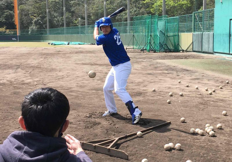 只見ナインの前で実際にティー打撃を披露。柵越えする打球も打ってみせた（写真提供：七十七銀行硬式野球部）