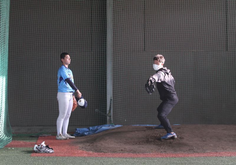 実際にマウンドに立ち、白田(左)には傾斜を意識した目線を指摘
