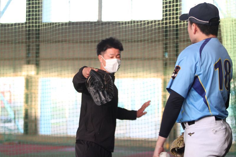 サウスポーの雨谷(右)には自らも左投げの体の使い方で説明