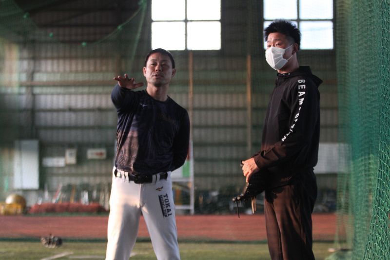 武田監督(左)からも練習方法について尋ねられ、意見を伝えた