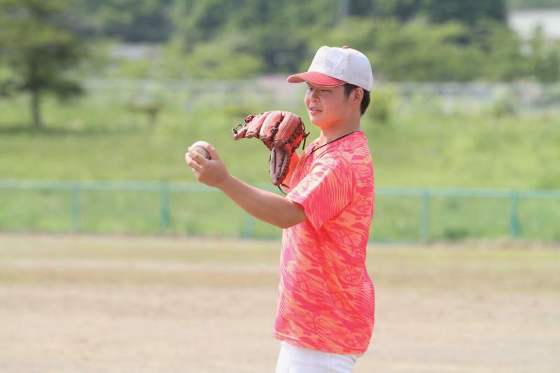 金子監督のもとで野球をやりたいと希望して日本ウェルネス宮城へ。ところが、入学してすぐに両足に異変を感じ、そこから闘いがはじまった