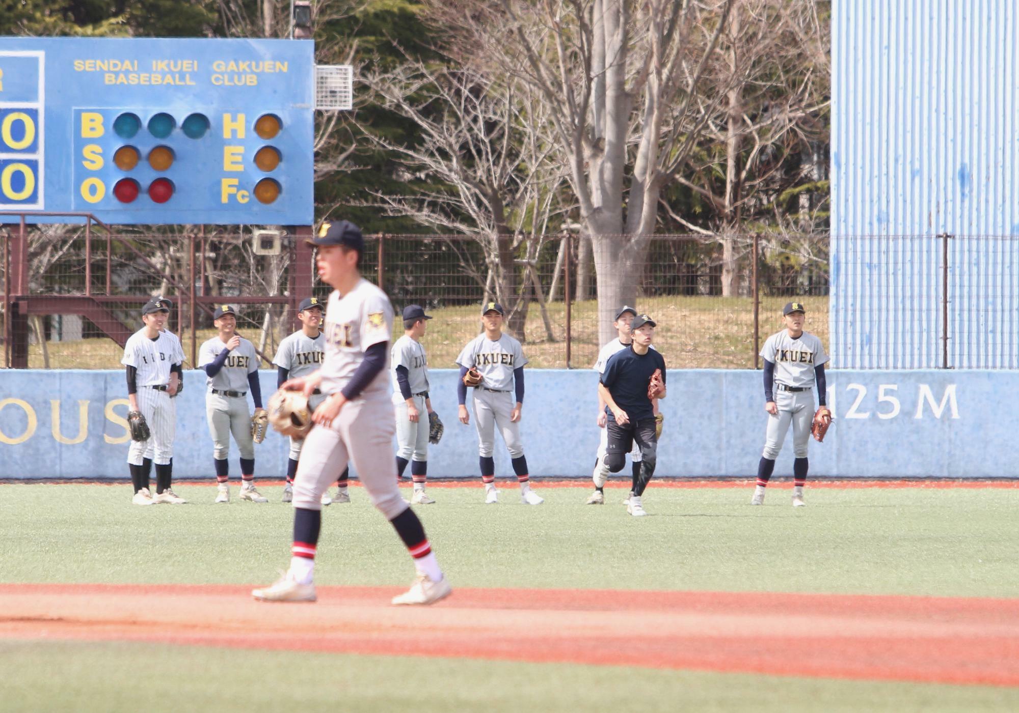 飯田の山岸（右から2人目）は2日目の練習試合前の合同ノックで外野に入った