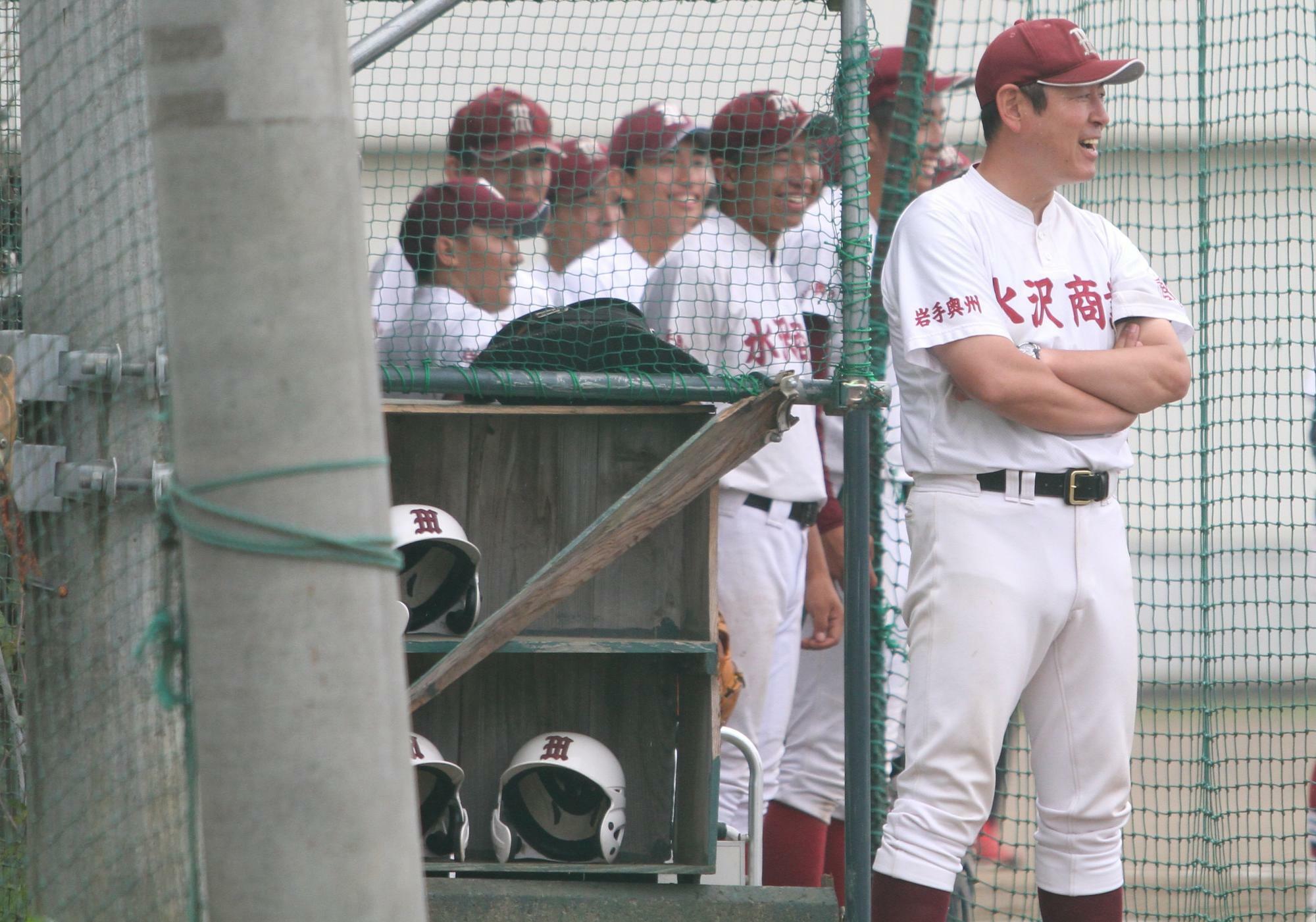 及川監督（右）の後ろの選手たちの表情にも注目