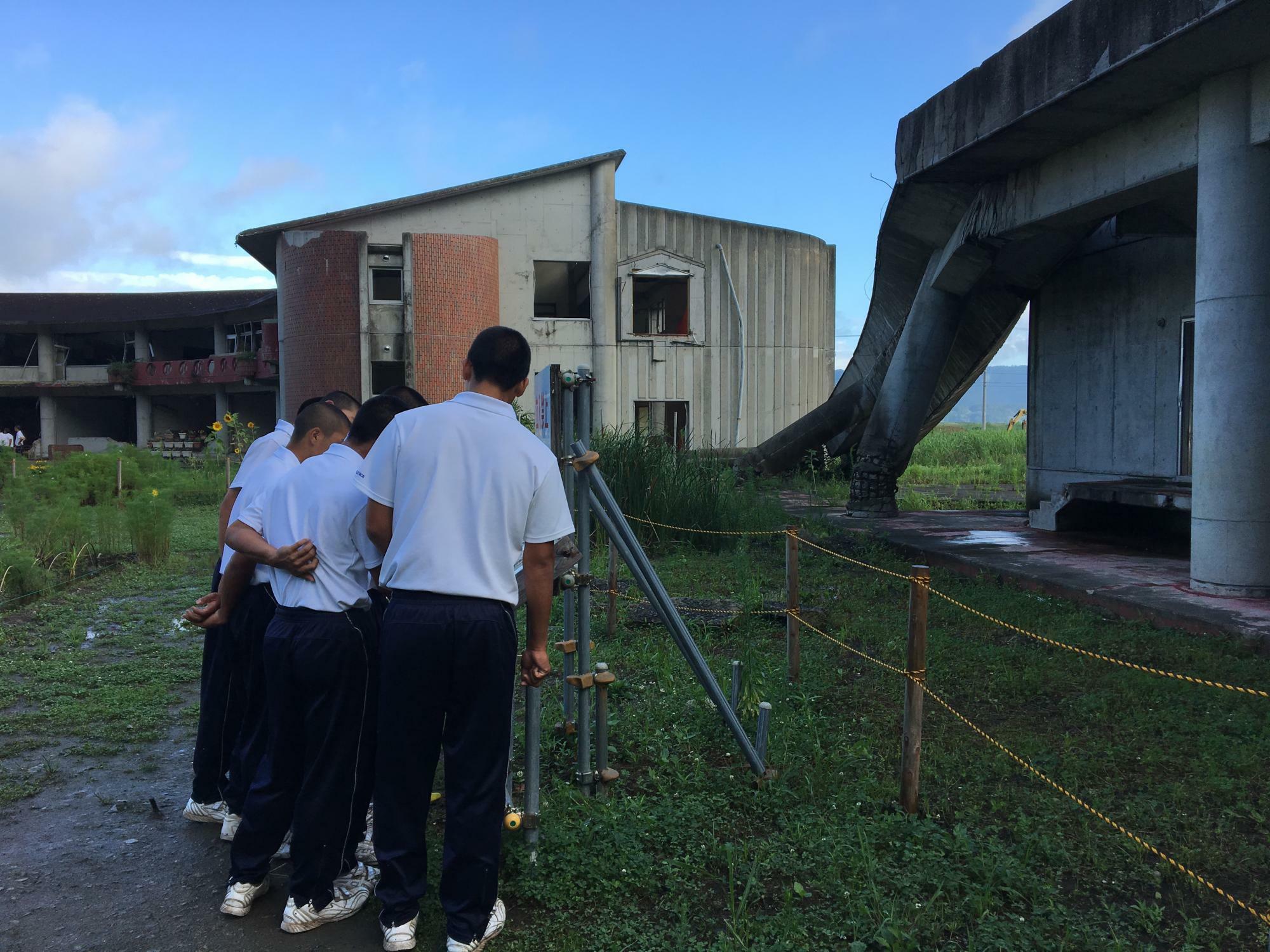 2018年8月、旧石巻市立大川小学校を見学する白鴎大足利の選手たち。10回続いた「復興試合」で筆者は数年にわたり、高校や社会人の複数のチームを震災遺構に案内してきた（筆者撮影）