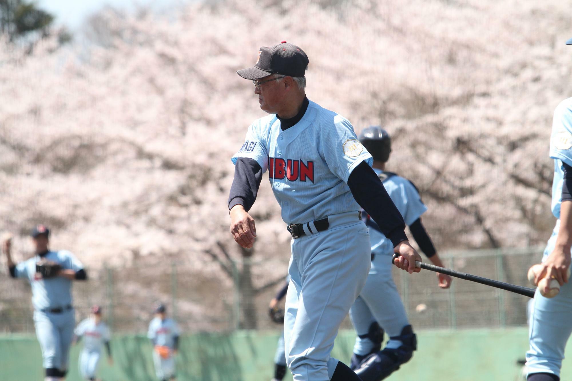 2022年春、生文の監督としてシートノックを打つ水沼先生