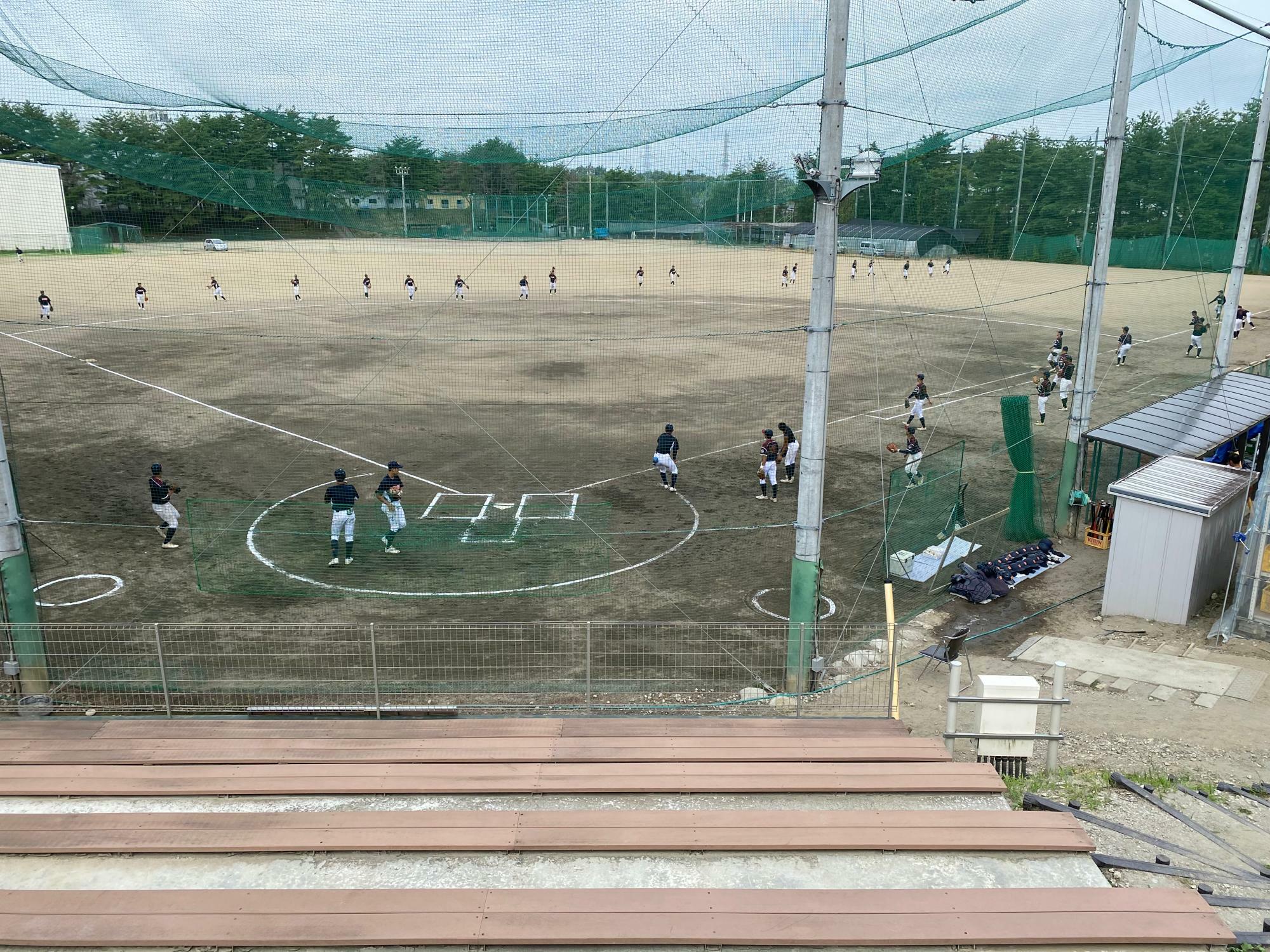 生文のグラウンド。就任時はなかったスタンドもできるなど、環境が少しずつ変化した。この日は東日本大震災後から支援してきてくださった監督のチームと練習試合。写真は相手校と一緒にキャッチボール中のところ