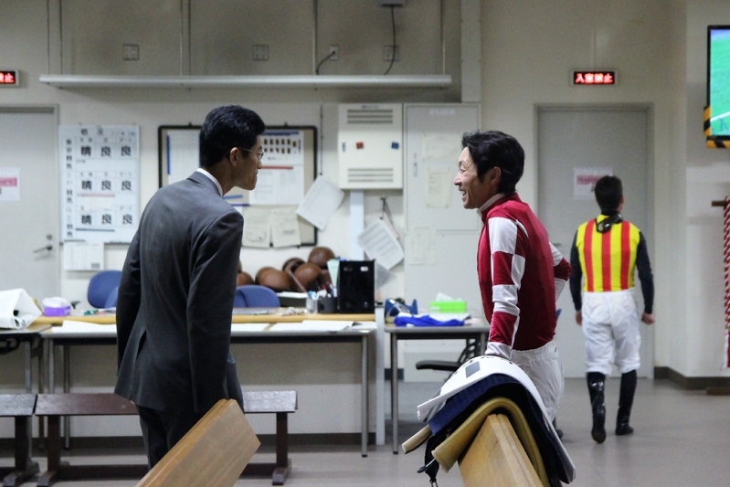 レース後、検量室で和田正一郎師(左)と談笑する武豊騎手(右)　(筆者撮影)