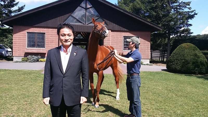 柿沢未途氏とオルフェーヴル（柿沢氏提供）