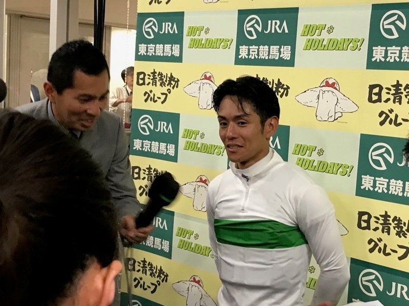 日本ダービーを制して優勝インタビューに答える浜中俊騎手　筆者撮影