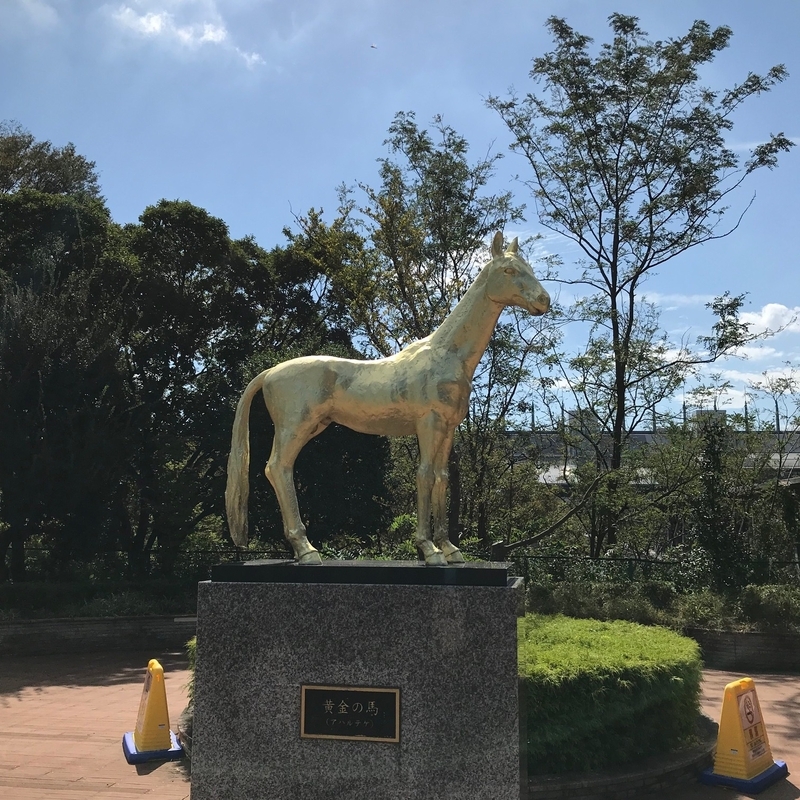 黄金の馬アハルテケ像。JRA競馬場に近い京王線・府中競馬正門前駅の改札前にある(筆者撮影)