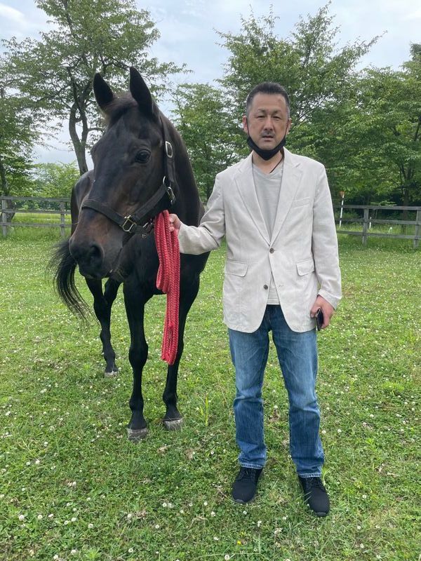 2021年、ウイニングチケットと再会した島明広さん 提供:うらかわ優駿ビレッジAERU