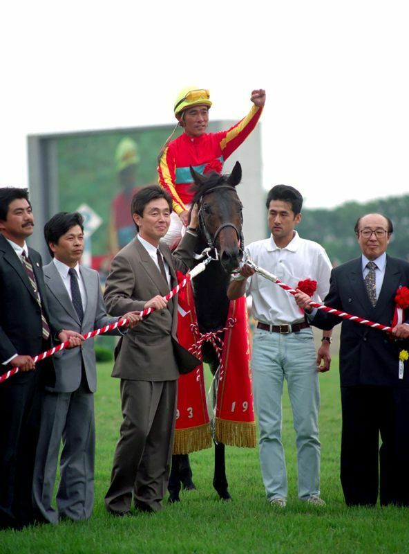 1993年　第60階日本ダービー(GI)の口取り。優勝馬ウイニングチケットの鞍上でガッツポーズを決める柴田政人騎手/日刊スポーツ・アフロ