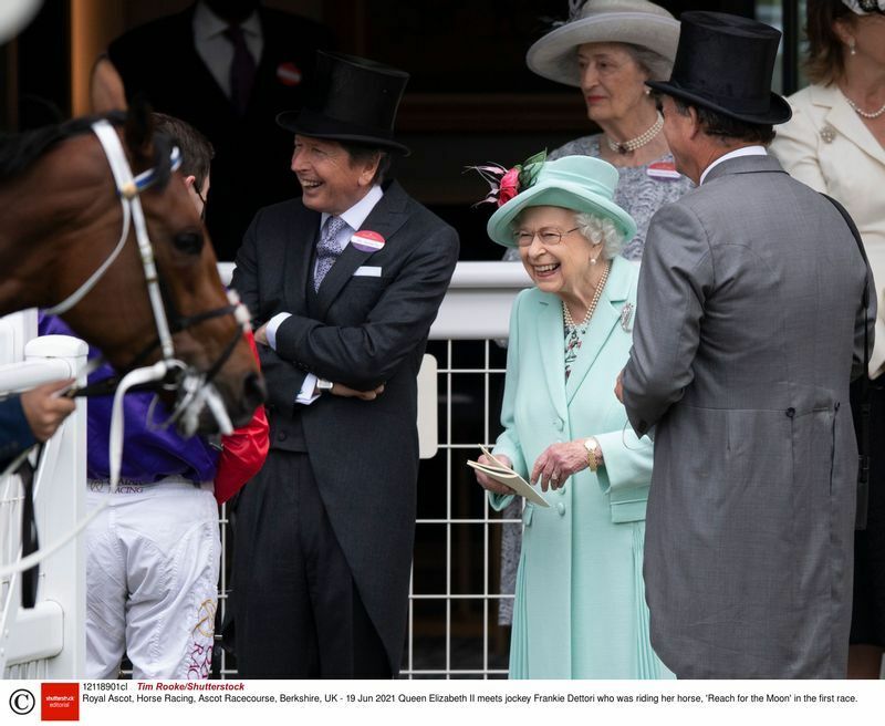 2021年6月、イギリス・アスコット競馬場で行われたロイヤルアスコットでエリザベス女王陛下はフランキー・デットーリ騎手らと談笑した。