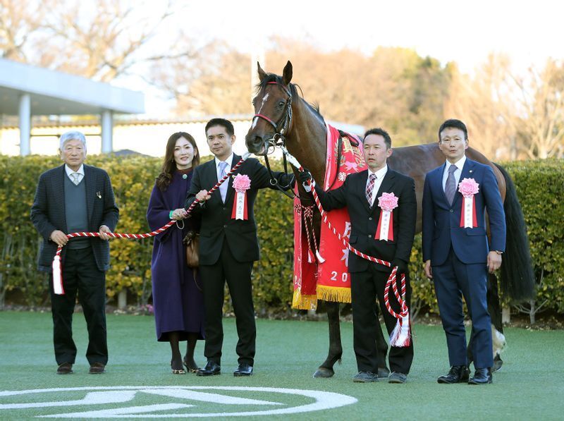 京成杯の口取り写真。オニャンコポン号と田原邦男オーナー(左から3番目)らによる記念撮影の様子(写真:日刊現代/アフロ)