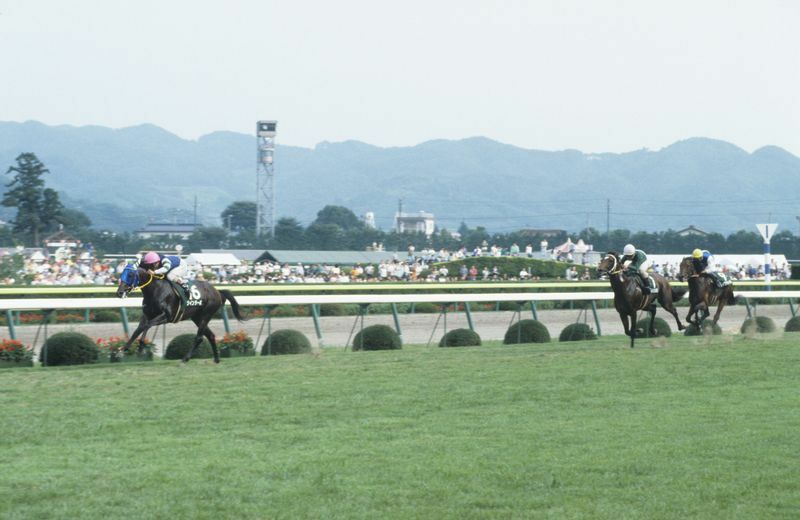 1993年七夕賞の直線、後続を大きく突き放しラストスパートをはかるツインターボ(提供:JRA)