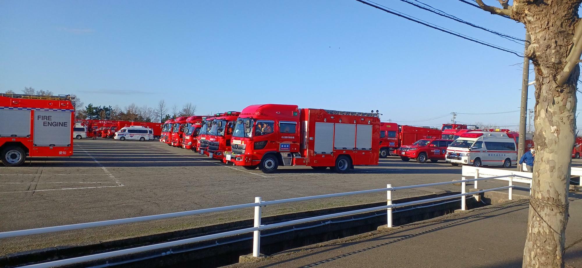 普段は競馬場の駐車場として使われる場所だが、2日現在、被災した石川県の進出拠点となり、被災地の復興の支援を続けている(提供:ハスネテラス様)