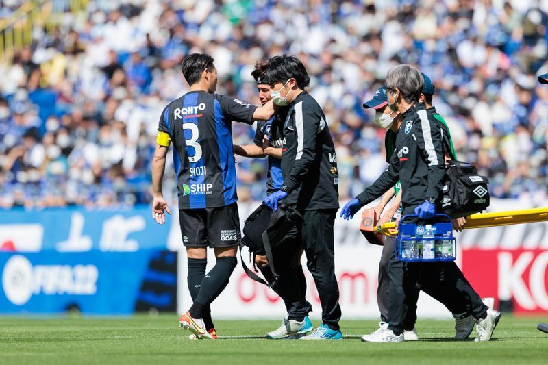 接触プレーで左肩を痛め、悔し涙を流しながらピッチを後にした福田湧矢。 写真提供/ガンバ大阪