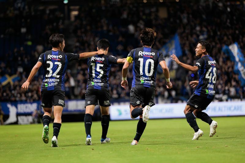 移籍後初ゴールを決めた齊藤未月（左から二人目）の元に仲間が駆け寄る。写真提供／ガンバ大阪