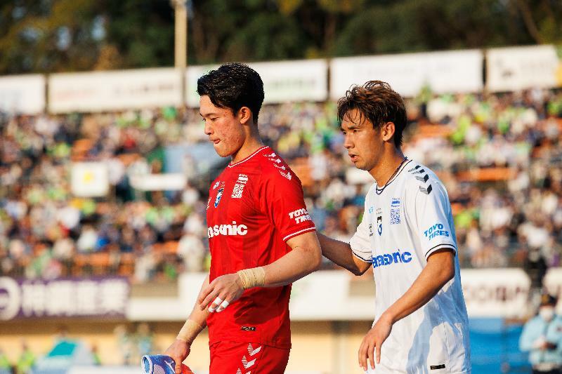 福岡将太に背中を押され、重い足取りでスタジアムを後にした。　写真提供／ガンバ大阪