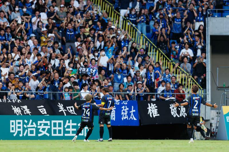 ピッチでのプレーがスタンドの熱狂を生み、スタンドの声援がチームに力を与える。写真提供／ガンバ大阪