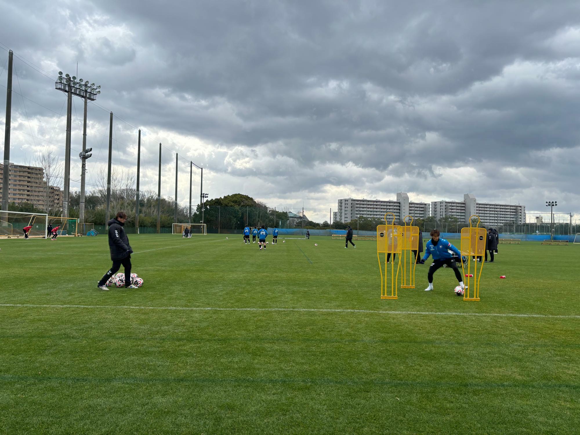 3月末のトレーニングの様子。遠藤コーチの設定したスペースでボールを受けてターンする自主トレは今も続けている。写真提供／筆者