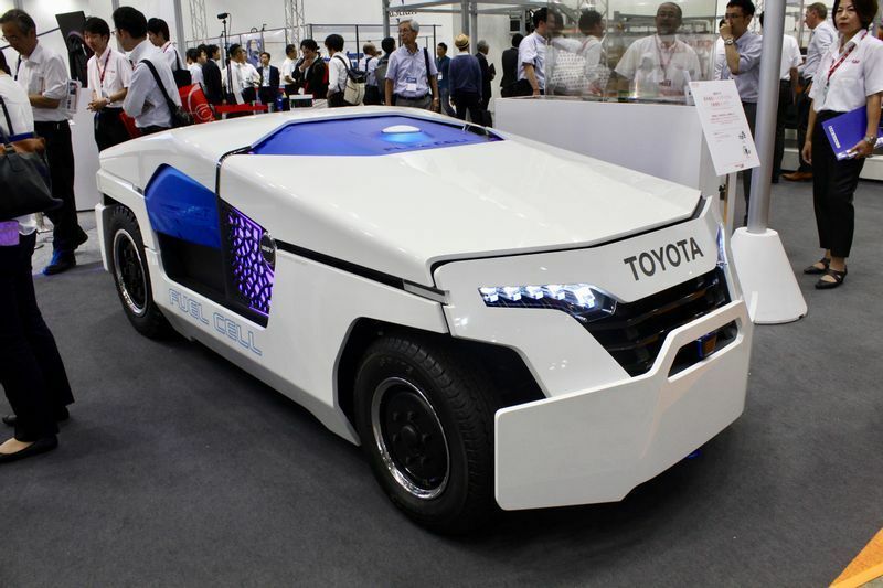 トヨタL&Fが試作した燃料電池自動運転トーイングトラクタ。他が乗車兼用となっているのに対し、自動運転を強調するためか乗車不可となっている仕様がインパクトあり潔い。（筆者撮影）