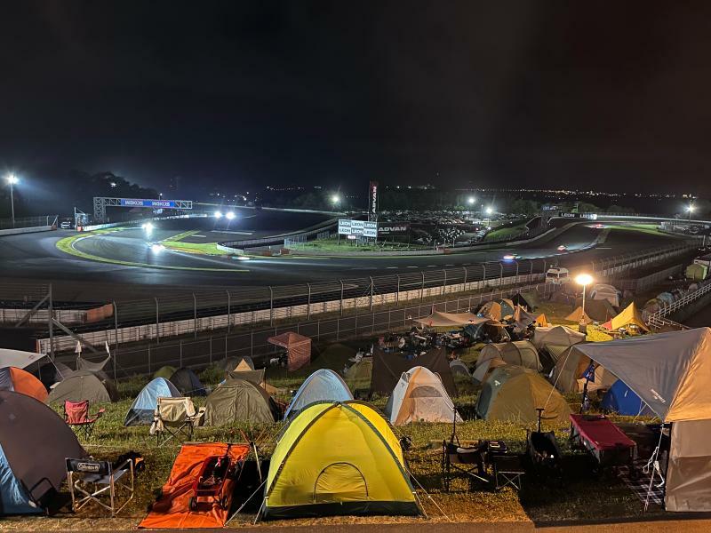 深夜のテントゾーンの様子。昼夜テントからレースを観戦し、食事やくつろぎを楽しむ。欧米型のレース観戦が日本にも定着するか（筆者撮影）。