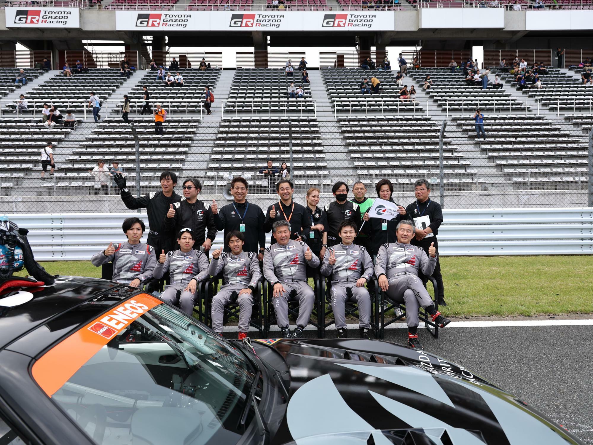 倶楽部MAZDA SPIRIT RACINGの面々。6人体制で24時間を戦う。ドライバーは皆、全国のロードスターパーティレースの年間王者。王座獲得のご褒美がS耐なのだ。写真meiju0919