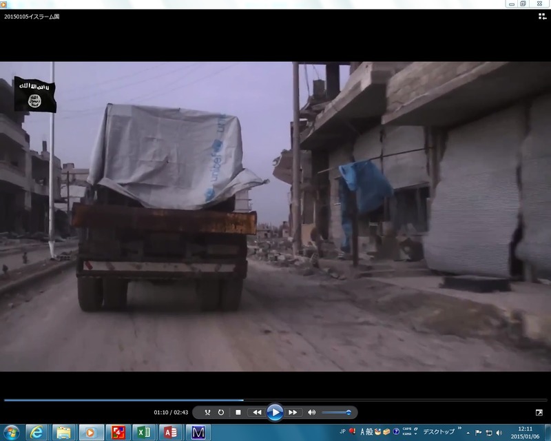 「イスラーム国」がUnicefのシートで偽装した自動車爆弾で自爆攻撃を行う場面