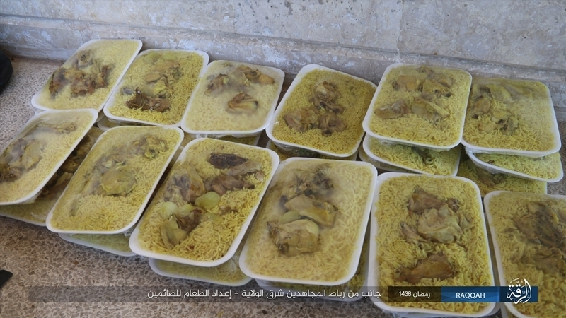 写真4：「イスラーム国　ラッカ州」が前線の戦闘員に供給した食事（2017年6月15日付　出典「イスラーム国ラッカ州」）