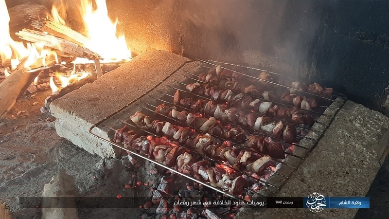写真1：肉を焼く「イスラーム国」（2020年5月13日付「イスラーム国　シャーム州ホムス」）