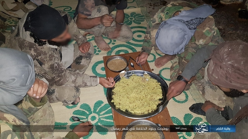 写真2：ラマダーンのごちそうを食べる「イスラーム国」（2020年5月13日付「イスラーム国　シャーム州ホムス」）