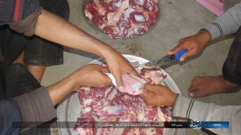 写真3：肉を切り分ける「イスラーム国」（2020年5月13日付「イスラーム国　シナイ」）