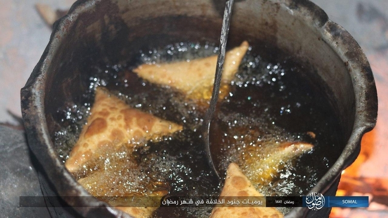 写真5：揚げ物を調理する「イスラーム国」（2020年5月14日「イスラーム国　ソマリア」）