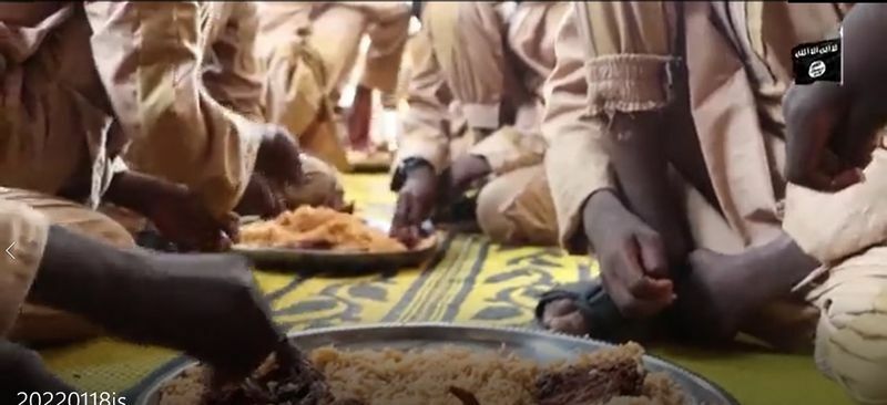 画像3：昼食の風景。出典：2022年1月18日付「イスラーム国　西アフリカ州」