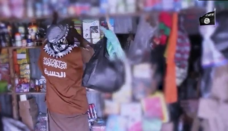 雑貨店が扱う商品について指導する「イスラーム国」。2022年6月15日付「イスラーム国　西アフリカ州」