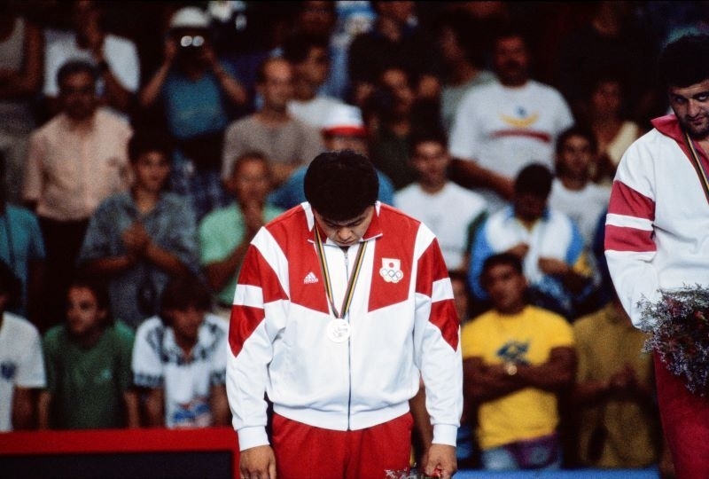 92年バルセロナ五輪での表彰式、小川は俯いたままだった。（写真：青木紘二/アフロスポーツ）