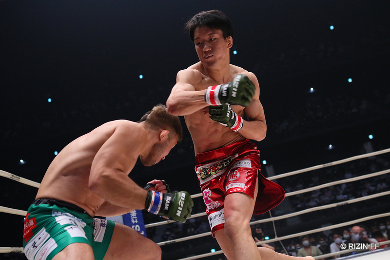 得意の打撃で攻め込んだ朝倉が、序盤から試合のペースを握った。（写真：RIZIN FF）