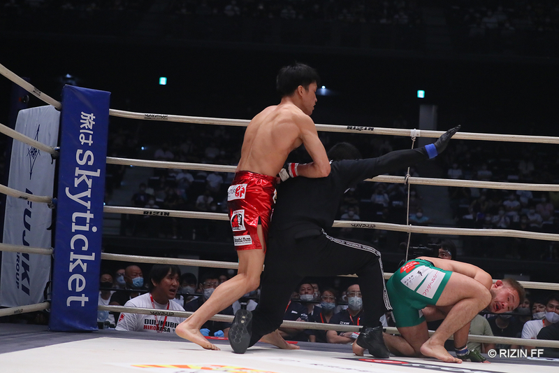 1ラウンド終盤に一気に畳みかける朝倉。4分31秒、レフェリーが試合を止めた。（写真：RIZIN FF）