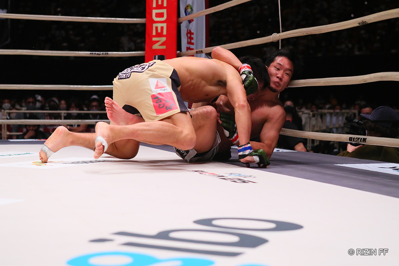 第2ラウンド、斎藤が朝倉をマットに倒した。この後、ロープを掴みと場外エスケープにより朝倉に警告が与えられた（写真：RIZIN FF）