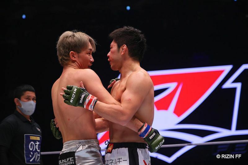 闘い終えて抱き合う両雄。この時、朝倉未来は斎藤裕に「短い期間でのオファーだったのに闘ってくれてありがとう」と声をかけた（写真：RIZIN FF）