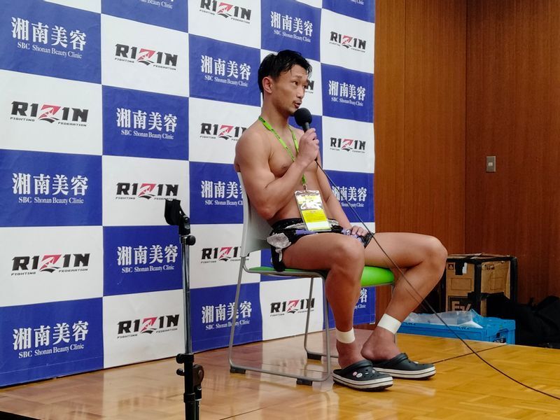 試合後、インタビュースペースで「判定は間違っている」とメディアに話した梅野源治(写真:SLAM JAM)