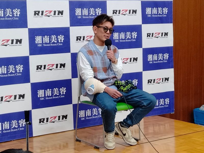 「勝ったのは俺。あれ(3ラウンドに右のパンチで梅野の体勢が後方に崩れたシーン)はダウンでしょ」と対戦相手の判定への不服を笑い飛ばした皇治(写真:SLAM JAM)