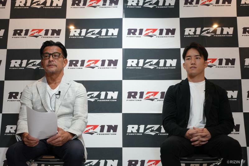 7月17日に東京・六本木で開かれた記者会見で朝倉海の『超RIZIN.2』欠場が発表された。左は榊原信行RIZIN CEO（写真：RIZIN FF）