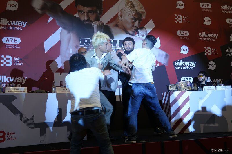 9月14日、アゼルバイジャンで開かれた対戦発表記者会見で鈴木千裕がヴガール・ケラモフを挑発、乱闘騒ぎとなった（写真：RIZIN FF）