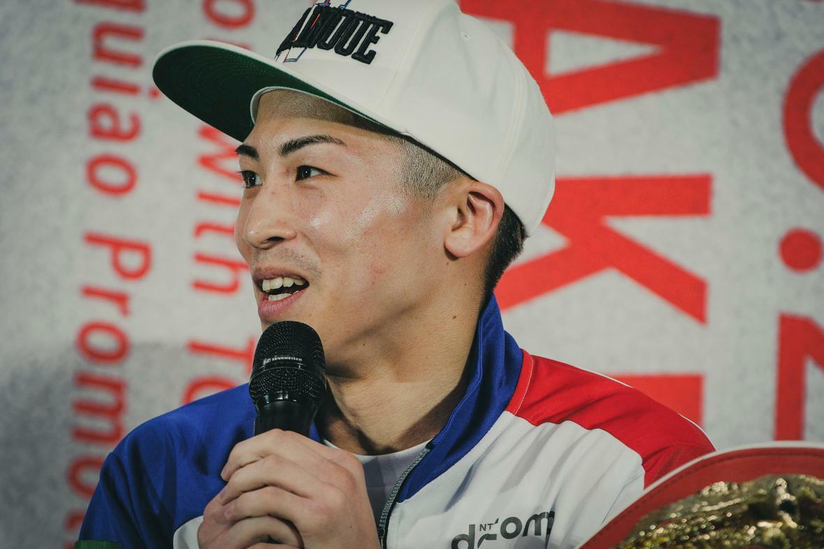 試合後、メディアからのインタビューに答える井上尚弥。「KOで勝ててホッとした」とも口にした（写真：藤村ノゾミ）