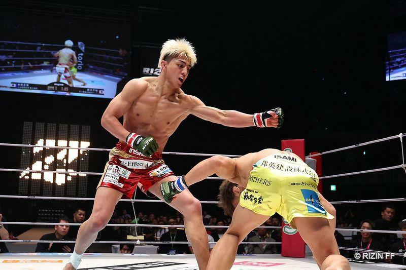 得意の打撃戦に持ち込み金原正徳（右）を圧倒した鈴木千裕（写真：RIZIN FF）