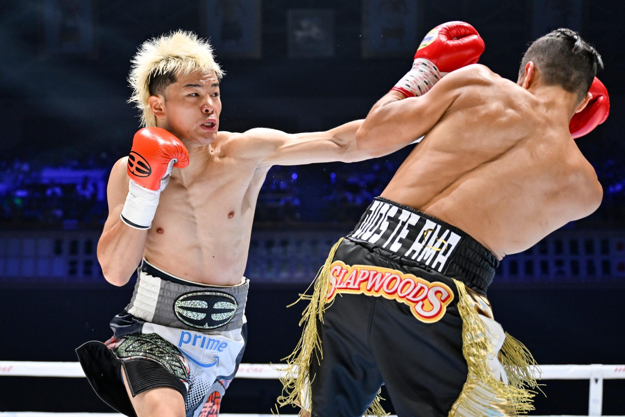 7月20日、東京・両国国技館で世界4位のジョナサン・ロドリゲスを一方的に攻め、3ラウンドTKO勝ちを収めた那須川天心(写真:山口フィニート裕朗/アフロ)
