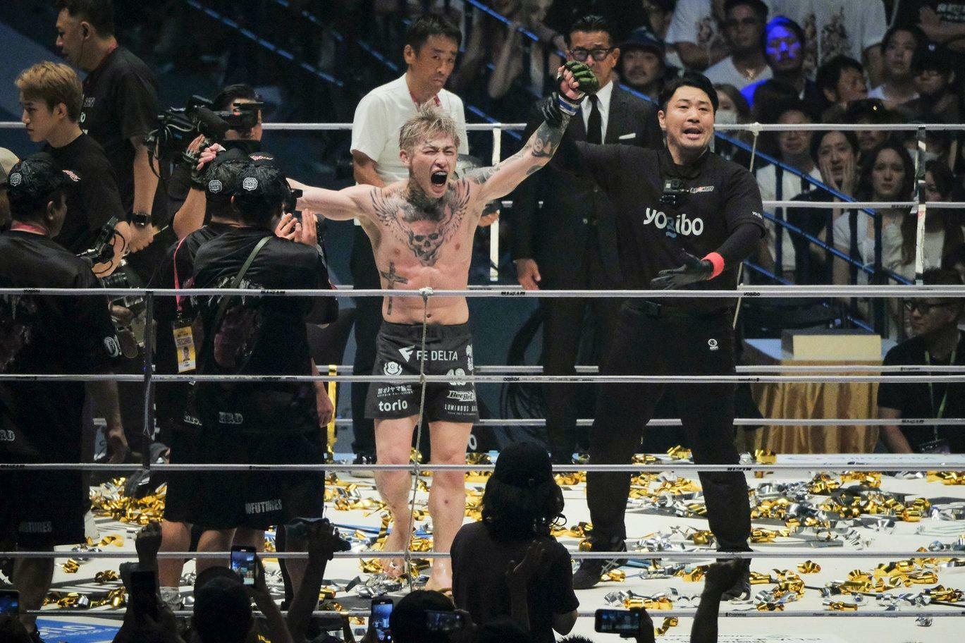 7月29日、さいたまスーパーアリーナ『超RIZIN.3』で朝倉未来を撃破しリング上で絶叫する平本蓮（写真：藤村ノゾミ）